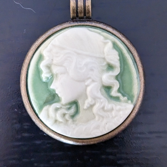 Meet your Posher, Danielle - Picture 2 of 13